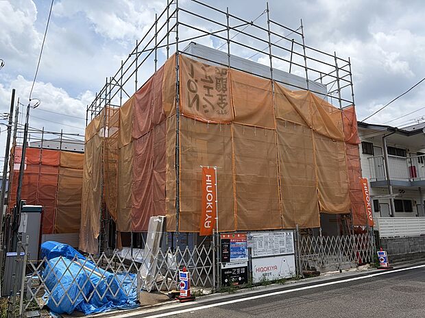 【【1号棟/現地外観】】北側が、幅員約6.0mの公道に面しています。お車でのすれ違いや出入庫をスムーズに行える広さです。アスファルト舗装済のため、自転車や徒歩での移動もスムーズに行えます。※建築工事中写真