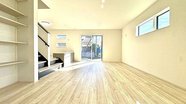 リビング　約18.25帖　大画面TVも余裕、家具選びも楽しみですね。