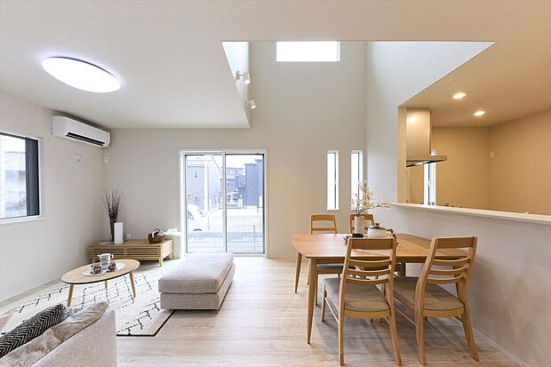 【リビング】6号棟／吹き抜けのある明るいリビング