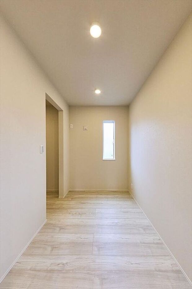 【室内】6号棟／コンセントも設置しておりますので、デスクを設置して書き物やミシンの作業場としても活用いただけます。