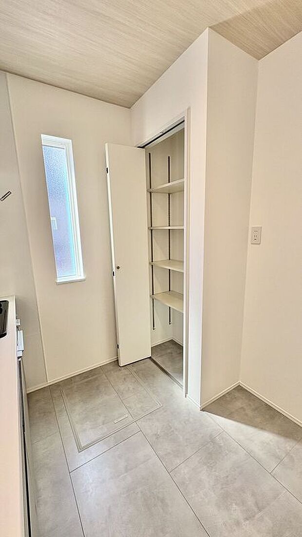 【収納】6号棟／キッチン収納　週末にまとめ買いした缶詰、インスタント食品、冷蔵でない根菜類などを収納できます。キッチンにあるのでお料理しながらでもすぐに取り出せます。