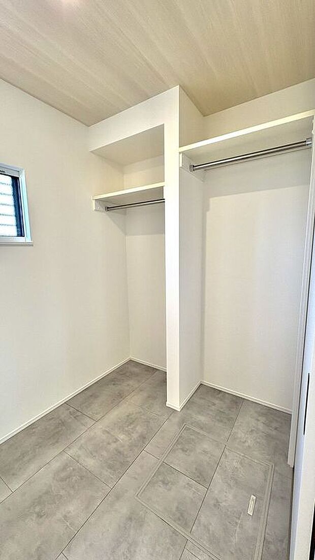 【収納】6号棟／洗面室収納　バスローブなど掛けられ大変便利です。