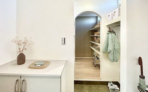 【リビング】１号棟アクセントカラーがおしゃれなリビング