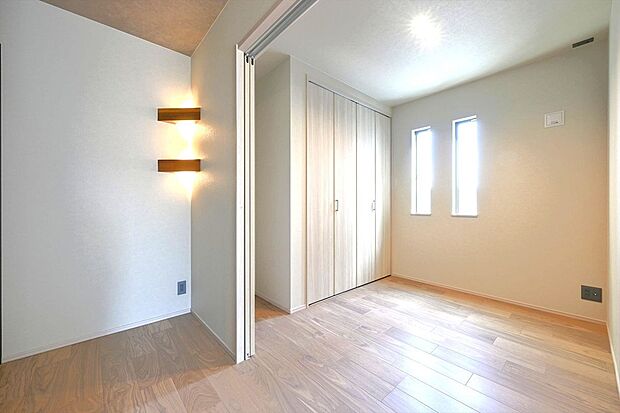 【室内】5号棟／マルチルーム　戸で仕切るとワークスペースにも！