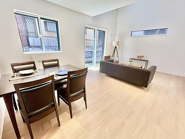 【リビング】5号棟／リビング　休日にはご友人や親せきを呼んでのホームパーティも楽しめますね