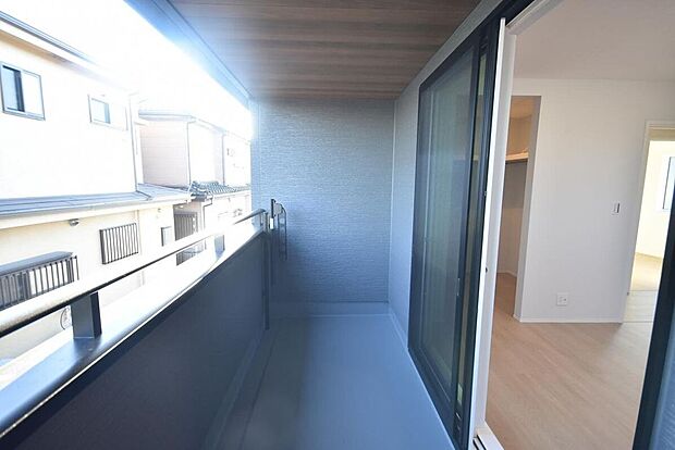 【バルコニー】5号棟／バルコニー　雨の日でも安心！