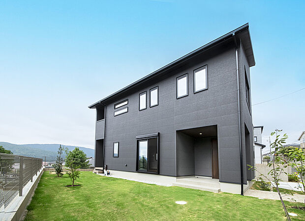 【最終1邸　47-3号地　家具付きモデルハウス分譲】
約73m2（22坪）の広々とした庭。バーベキューはもちろん、植栽済みの果樹で季節の実りも楽しめます！