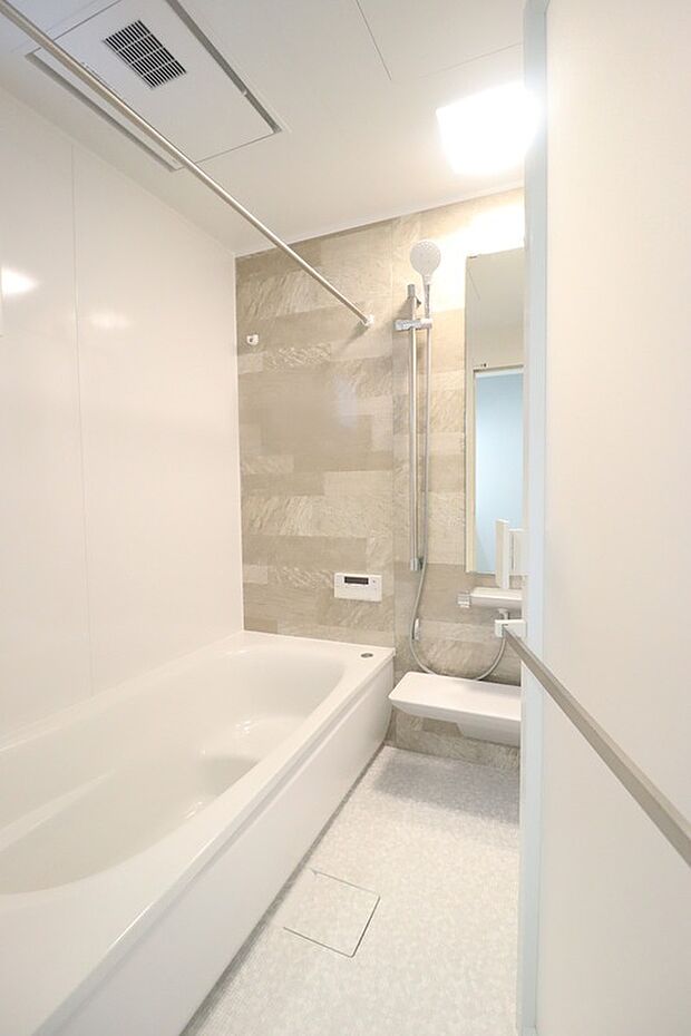 【【TOTO・サザナ】】床の内側にあるクッション層は、畳のようなやわらかさ。
同時に断熱材の役割も果たすW断熱構造で、冷気を遮断。
さらに床表面はカラリパターンだからお掃除も簡単です。
「ラクかるふろふた」「浴槽」「浴槽断熱材」の合計3層の断熱構造で4時間後の温度低下を2.5℃以内に抑えます♪