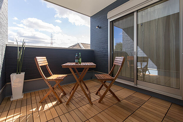 【ルーフバルコニー】当社施工例
ルーフバルコニーは天候が不安定な日の洗濯物干しに重宝するだけでなく、夏の強い日差しを和らげる効果もあります。また腰壁を高くする事によってプライバシーにも配慮しています。