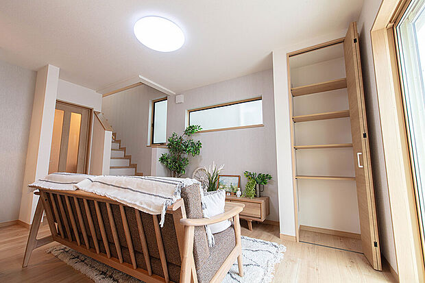 【【リビング】】リビングの隅にはトールタイプのクローゼットを配置。乱雑になりがちなメインの居住空間もスッキリ片付きます。（13号棟）