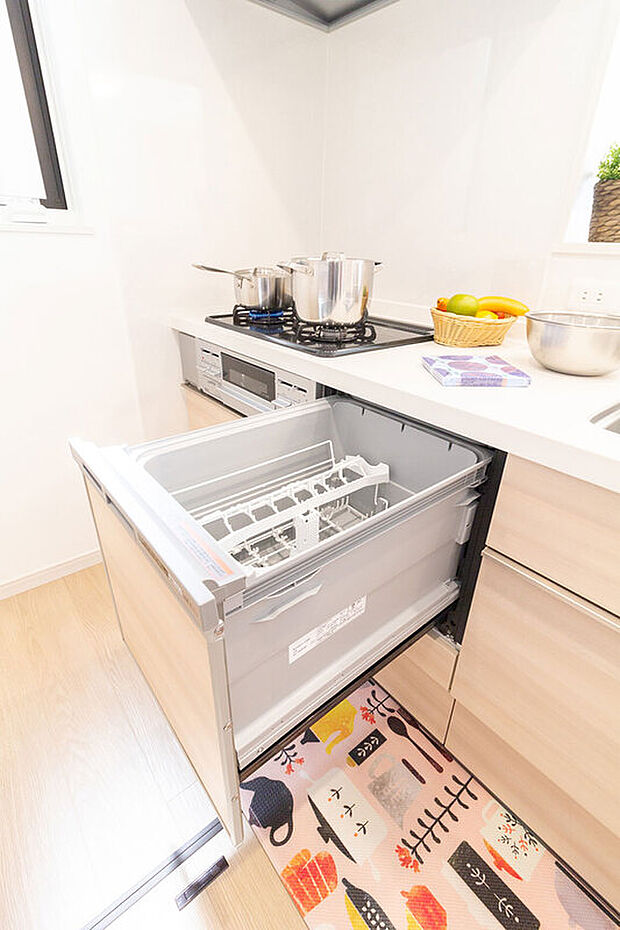 【【キッチン】】キッチンにはパナソニック製の食器洗い乾燥機を標準装備。
食後の面倒なひと手間を、食洗機がお手伝いします。