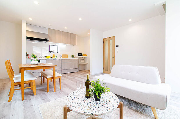 【【リビング】】2階に設けられた明るい14.5帖LDK。