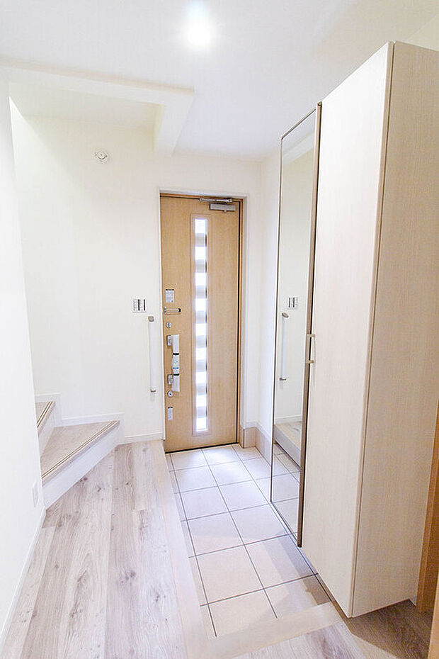 【【玄関】】玄関。姿見付きのシューズボックス付きです。