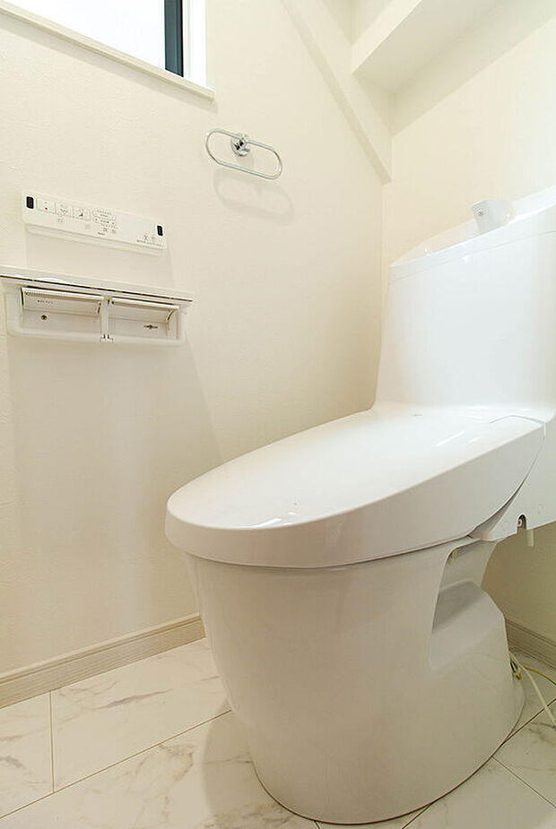 【【アクアセラミックトイレ】】新品時のツルツルが100年続く、新素材「アクアセラミック」採用のシャワートイレ。