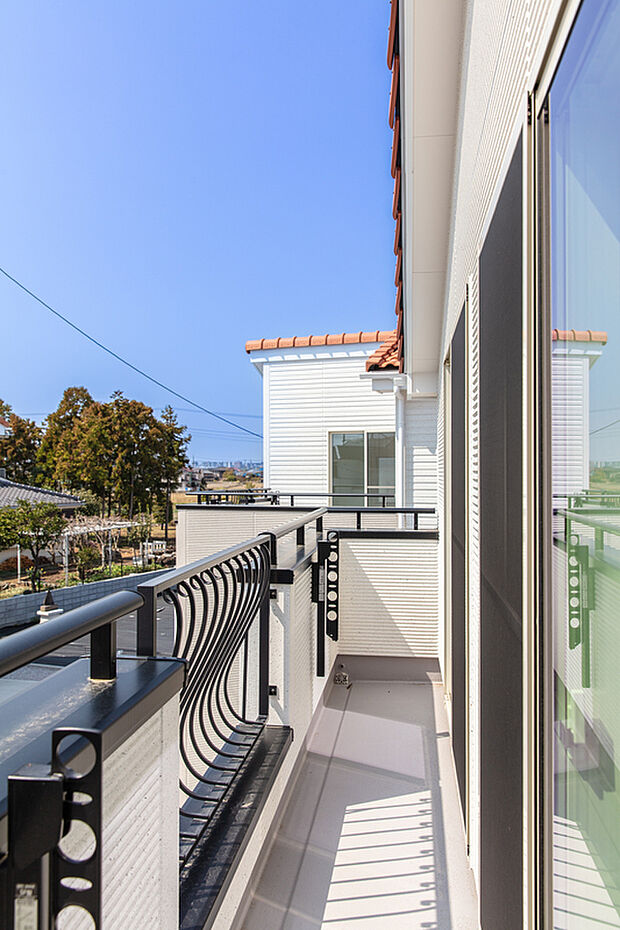 【【バルコニー】】南西側に向いたワイドバルコニー。