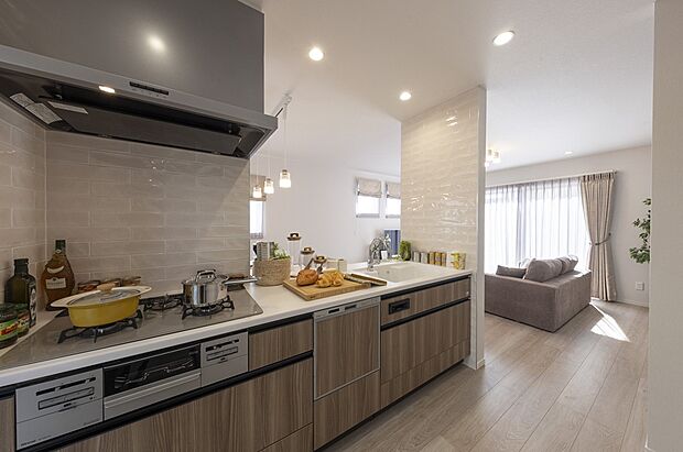 【18-2号地(NEWモデルハウス) キッチン写真】対面オープンキッチン&ココチスペースが魅力の邸宅。