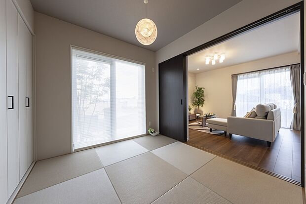 【12-8号地(家具付モデルハウス) 和室&リビング写真】何かと重宝!リビングへ繋がる和室も魅力です。