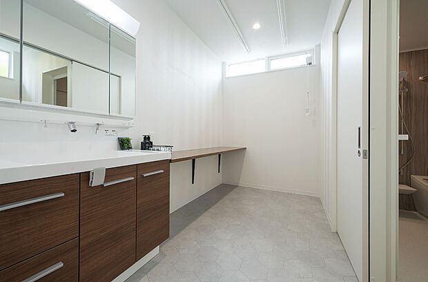 カウンター付きのランドリールームで洗濯物を「洗う→干す→畳む」までが完結！カウンター下は棚を置いて収納場所として活用できます◎