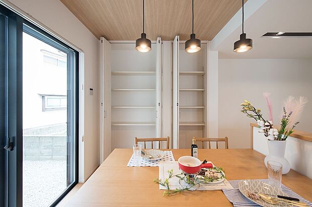 【キッチン収納】パントリーは大容量！食べ物や飲み物のストックだけでなく、洗剤や調理器具などもたっぷり収納できます。