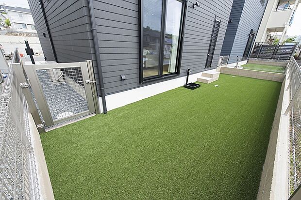 2号地3号地にはガーデンテラスを設置!お子様の遊び場やドッグランなど使い方は様々なお庭です◎扉もついているので、外へ出る心配もありません◎