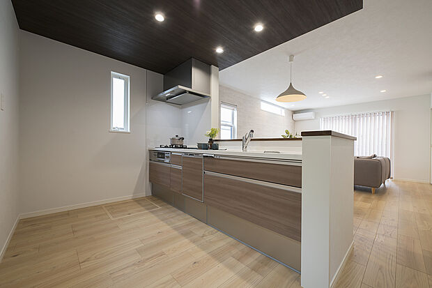 【【1号地】キッチン】家族の様子を見ながら料理が出来る人気の対面キッチン！