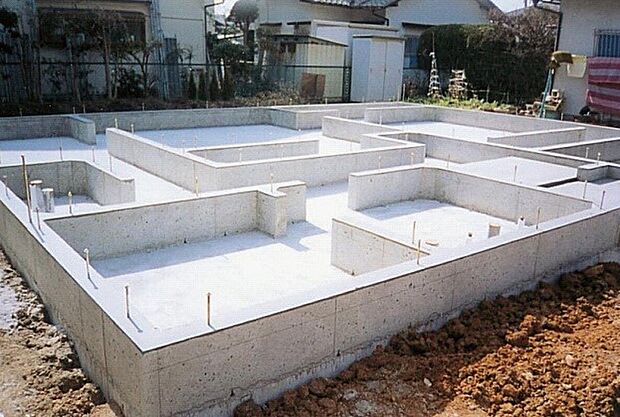 【【強固な地盤＋ベタ基礎で、高い基礎耐力】】より大きな耐震性を確保するためにスウェーデン式サウンディング法による地盤調査を行い、必要に応じて、強固な地盤に改良。その上で、軟化地盤等に使用されるベタ基礎工法を採用し、強い基礎耐力を確保しています。