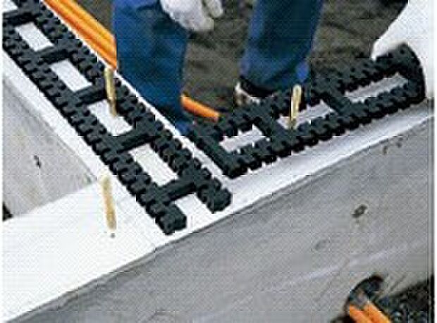 【【耐久性をさらに向上！ロング基礎パッキン工法】】基礎と土台の間に基礎パッキンを設置することで床下の換気を促し、土台の腐れを防止する工法です。従来型の床下換気口より換気能力が高く、構造上重要な上端筋が切断されないため、基礎耐力が安定・向上します。