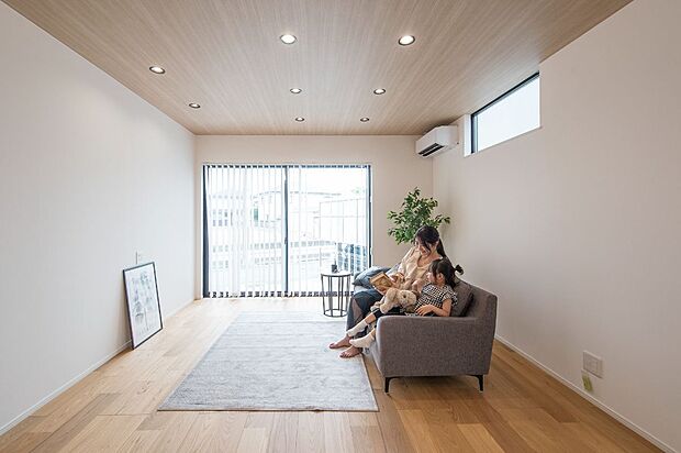 【リビング】大きな窓から光が差し込む明るいリビング！