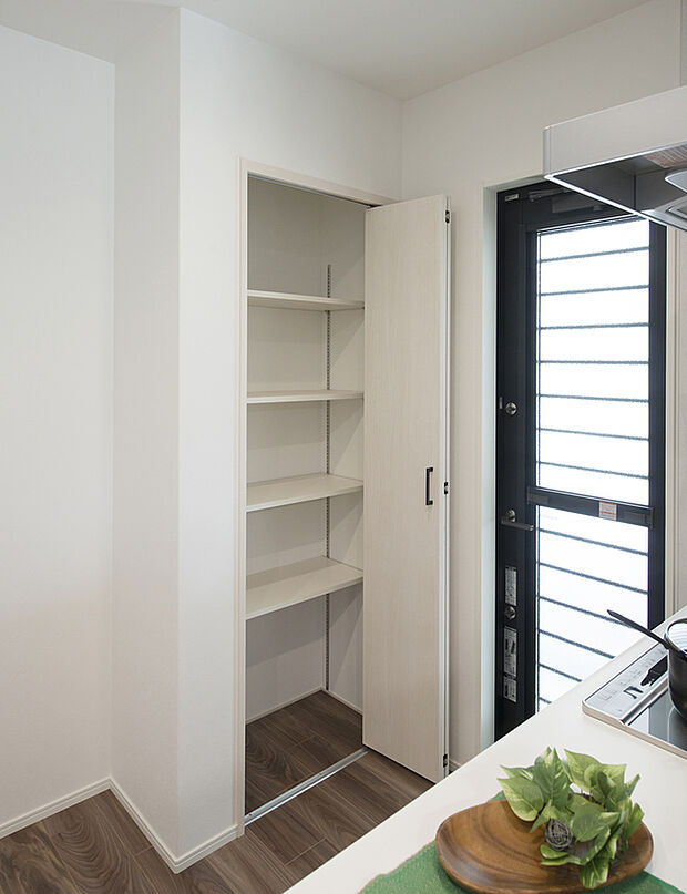 【【3号地】キッチン収納】日々の買い置きのストックを収納するのに便利なキッチン収納。