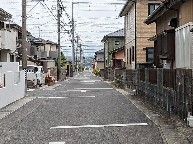 周辺は落ち着いた住宅街。前面道路は見通しがよく、日々の車の出入りもスムーズに行えます。