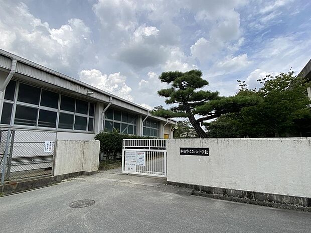 知立市立知立中学校 990m ~1,110m 徒歩約13分~14分。
早朝や遅い時間の部活動などでも活動しやすい距離です♪