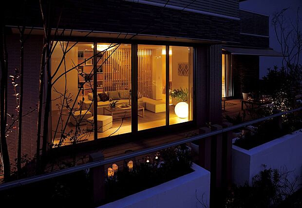 【【高遮熱断熱複層ガラス】】「入られない」ための窓の防犯！2枚ガラスと特殊フィルムで割れにくくなっています。また、夏は暑さを遮り、冬は熱を逃さない。一年を通じて快適な室内環境を保ちます。