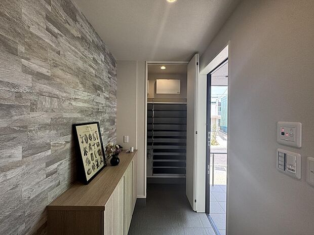 【大容量シューズクローゼット完備の玄関】玄関には大容量のシューズクローゼットを完備。靴だけでなく、雨具やアウトドア用品、掃除道具なども機能的に収納できます。生活感を隠して常にスッキリとした状態を保ち、ゲストを気持ちよく迎えられます。