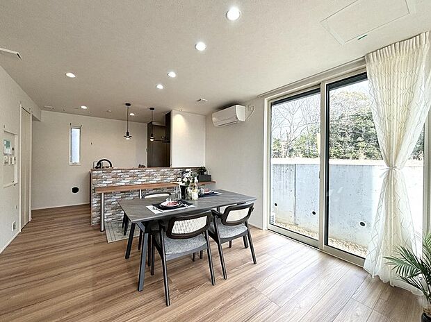 【リビング】大きな窓があり開放的。キッチンからの動線も良く、家族団らんの食卓となりそう♪