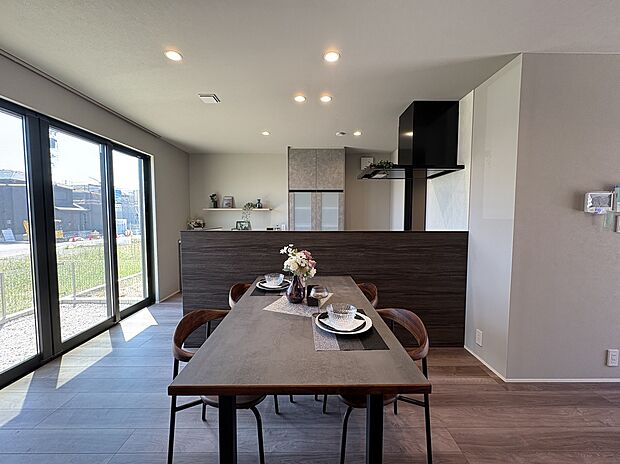 【DK】大きな窓で開放感のあるLDK