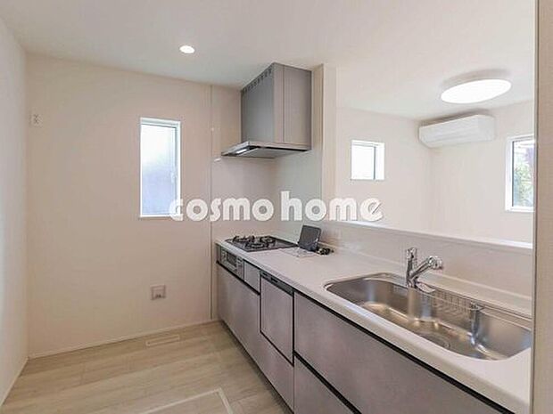 【キッチン】
ワークトップは人造大理石でお手入れ簡単♪３口ガスコンロや食器洗浄乾燥機も搭載されたハイスペックキッチン！大きなお鍋もすっきりと収まるスライド収納など、収納も充実♪