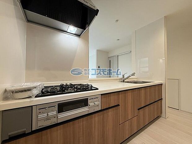 【キッチン】
きっと奥様もお気に召していただけるスペースとなります。