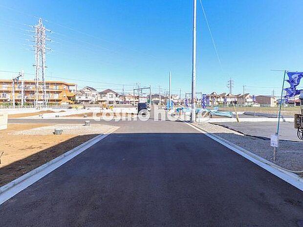 【前面道路含む現地写真】前面道路の幅員は５～６m。ゆとりある道路幅がございます。