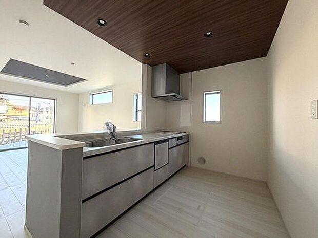 【キッチン】収納豊富なシステムキッチン採用。お手入れもスムーズ。