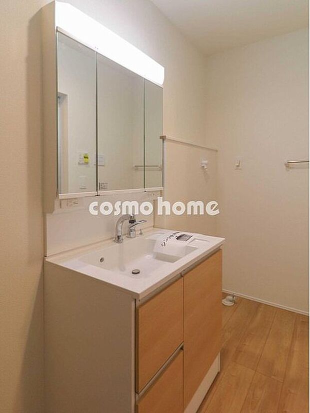 【【洗面台】】毎朝の身支度を整えるのに便利な三面鏡洗面台。メイクやヘアセット時に左右のバランスを同時に確認できるので大変便利♪鏡を開けば収納スペースになっているのでスッキリとお使いいただけます♪