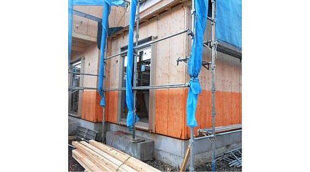 【構造用合板下地仕様】合板とは、丸太をカツラ剥きにした薄い板を貼り合わせた面材。構造用合板はさらに強度を高めた合板で、他の製材やボードと比べて割れにくく、強度があり、耐水性が高いなどの長所があります。