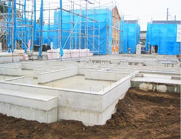 【 構造・工法・仕様】ベタ基礎工法　耐久性と不同沈下に強いベタ基礎工法を採用しています。耐圧盤が広い面で建物の重さを地盤に伝え、頑強に支えています。