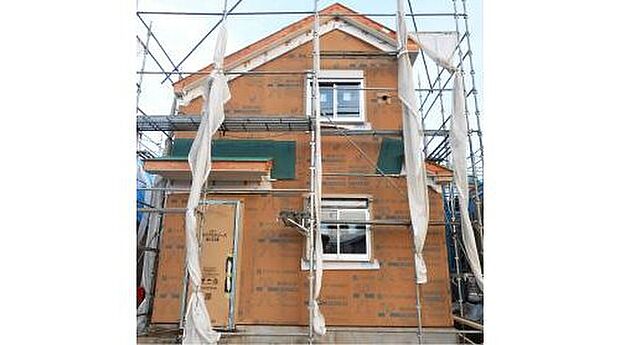 【構造・工法・仕様】ダイライト下地仕様　防腐・防蟻性にすぐれ、寸法安定性・透湿性にもすぐれています。また軽量ながら構造用合板（特類）と同じレベルの強度を誇るとともに、防火性も高いと言われています。