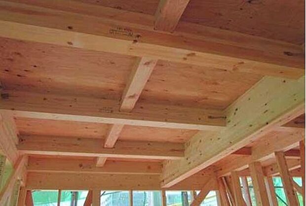 【 構造・工法・仕様】剛床工法 剛床工法は構造用面材を土台と梁に直接留めつける工法で、床をひとつの面として家全体を一体化することで、横からの力にも非常に強い構造となります。家屋のねじれを防止し耐震性に優れた効果を発揮します