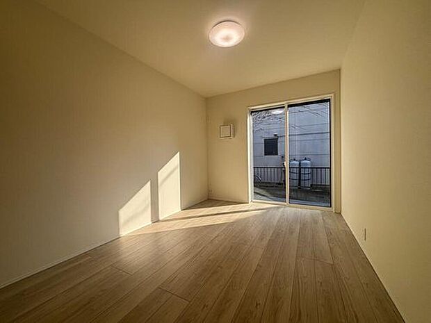 【リビング以外の居室】大きな窓からたっぷり光が入る、開放感のある洋室。