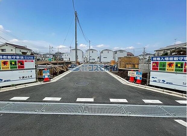 【【前面道路】】ゆとりある道路幅がございますのでお車の出し入れもスムーズに行うことができます♪