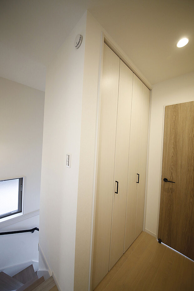 【廊下収納】2階の廊下にも収納があるので、季節家電などの収納にも便利。