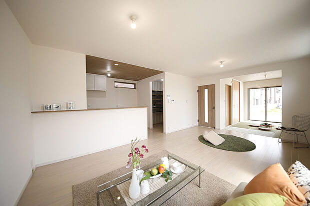 【LDK(施工例)】LDKの隣に和室が続いているので広くお使い頂けます。