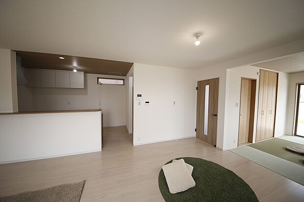 【LDK(施工例)】キッチンから見渡せるリビング。