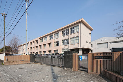 江南市立布袋中学校 現地から510m～540m。(徒歩7分。(最長))